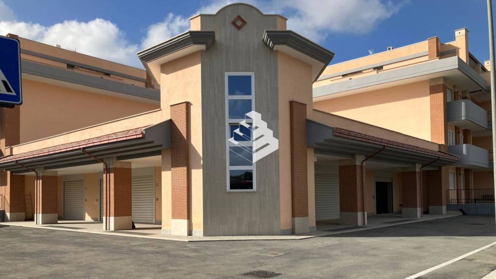 negozio in affitto a Roma in zona Osteria del Curato