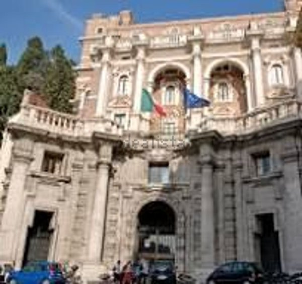 locale commerciale in affitto a Roma in zona Campo Marzio