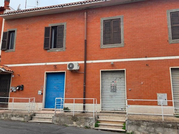 negozio in affitto a Roma in zona Tomba di Nerone