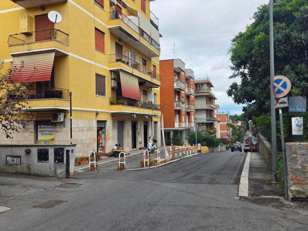 negozio in affitto a Roma in zona Tomba di Nerone