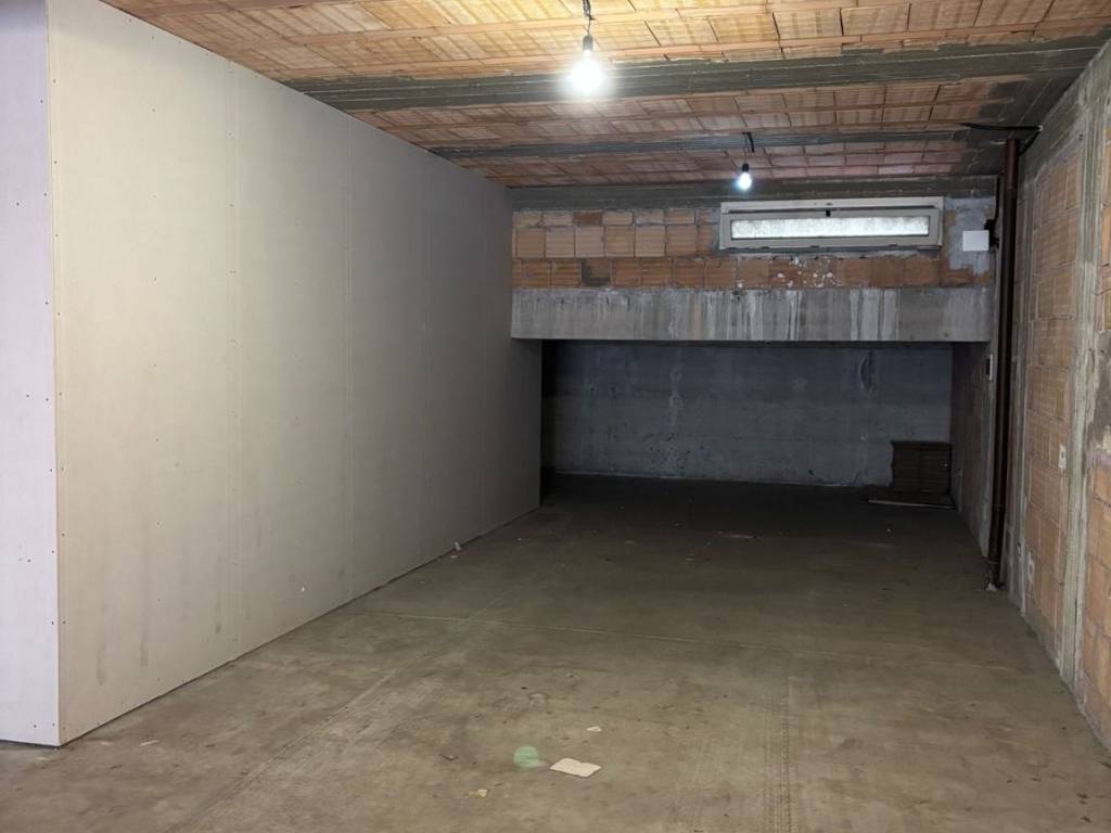 locale commerciale in affitto a Roma in zona Torre Angela