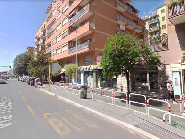 negozio in affitto a Roma in zona Cinecittà