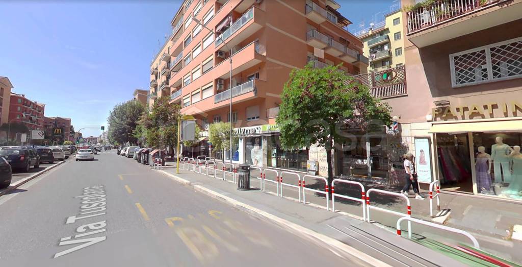 negozio in affitto a Roma in zona Cinecittà