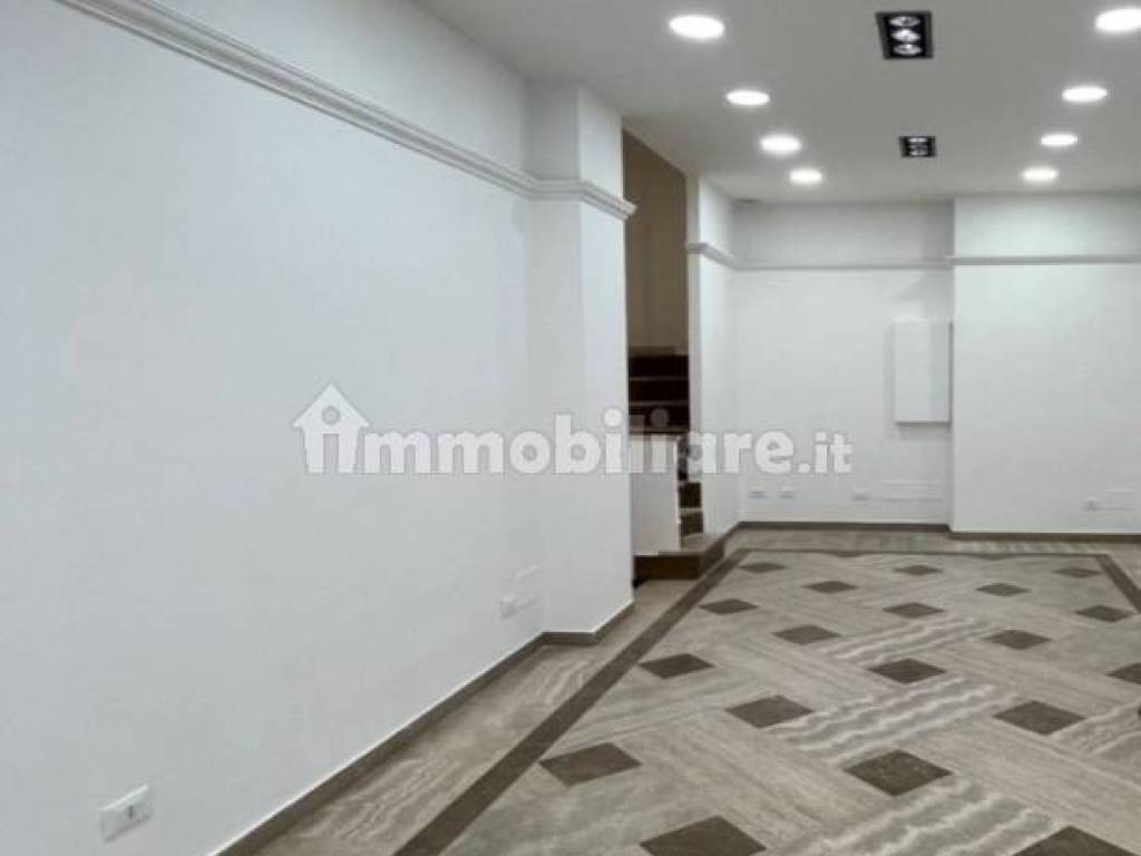 negozio in affitto a Roma in zona Appio Latino