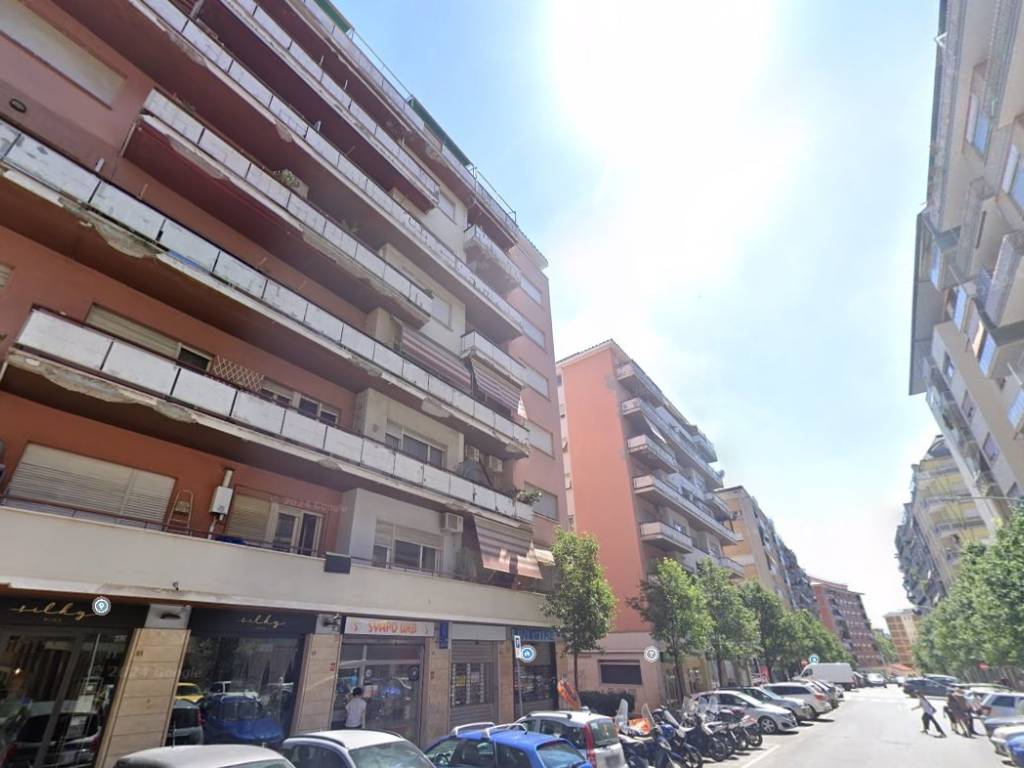 negozio in affitto a Roma in zona Appio Latino