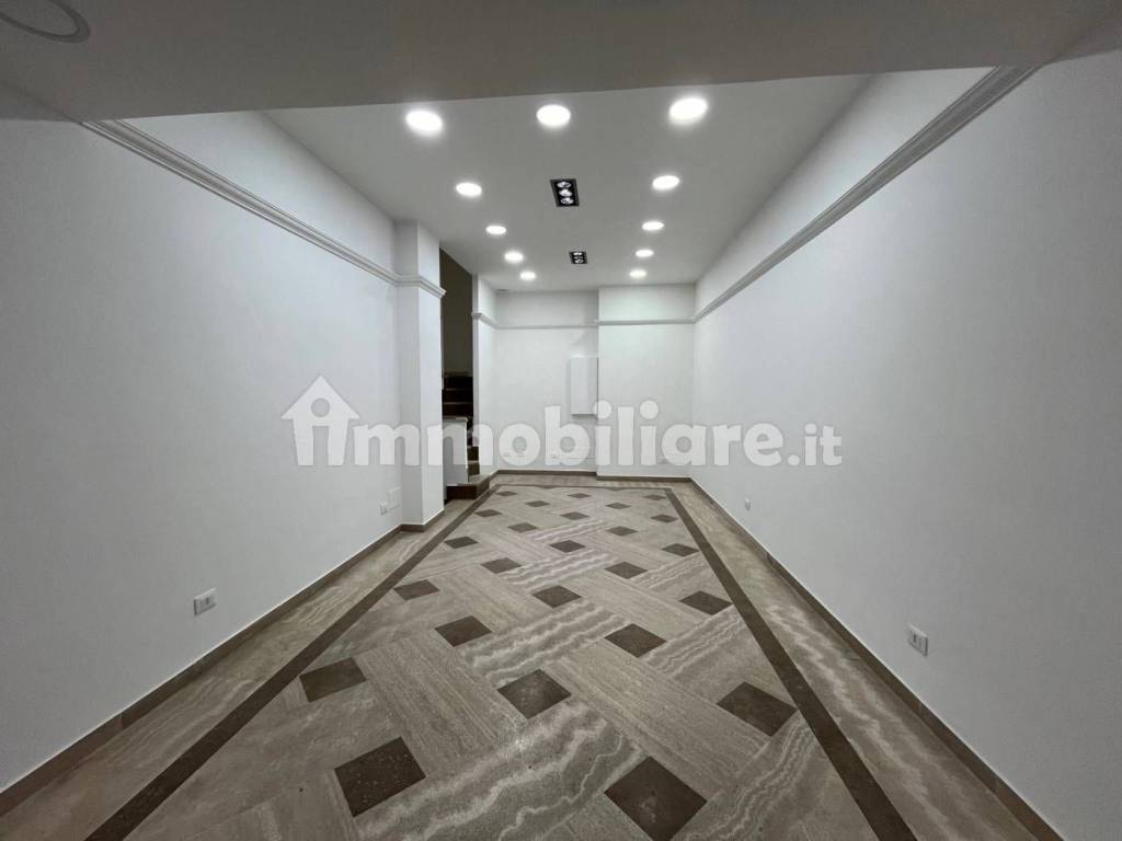 negozio in affitto a Roma in zona Appio Latino