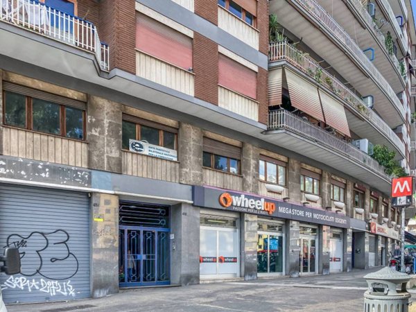 negozio in affitto a Roma in zona Tuscolano