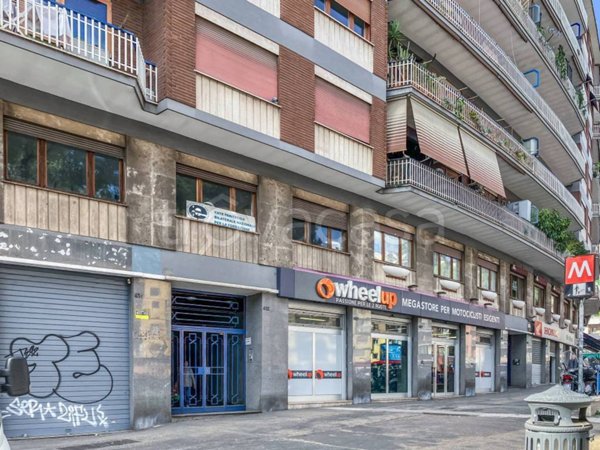 negozio in affitto a Roma in zona Tuscolano