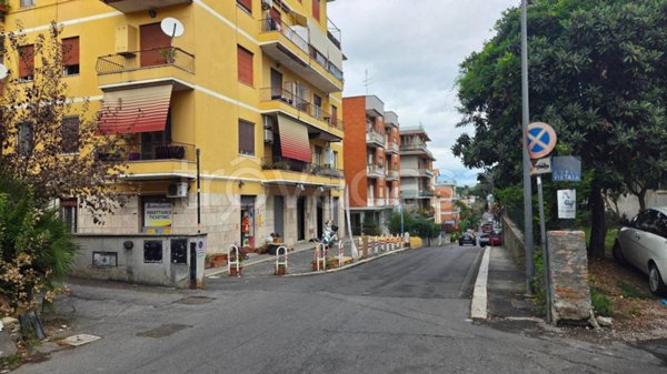 negozio in affitto a Roma in zona Tomba di Nerone