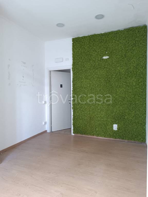 negozio in affitto a Roma in zona Appio Claudio