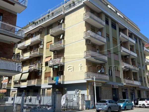 negozio in affitto a Roma in zona Tuscolano