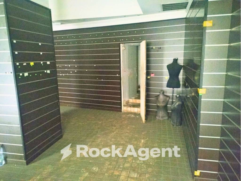 negozio in affitto a Roma in zona Rione Monti/Campitelli