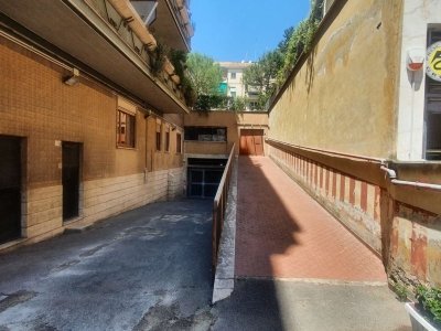 locale di sgombero in affitto a Roma in zona Ardeatino