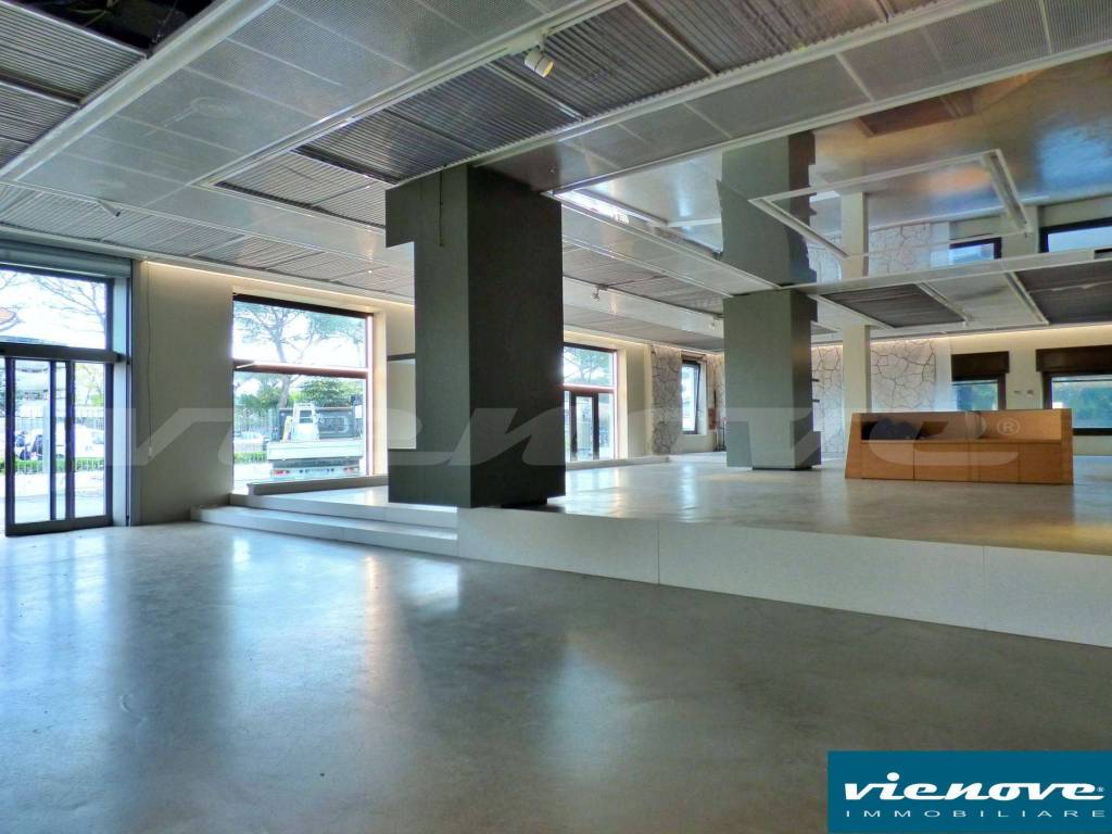 negozio in affitto a Roma in zona Appio Claudio