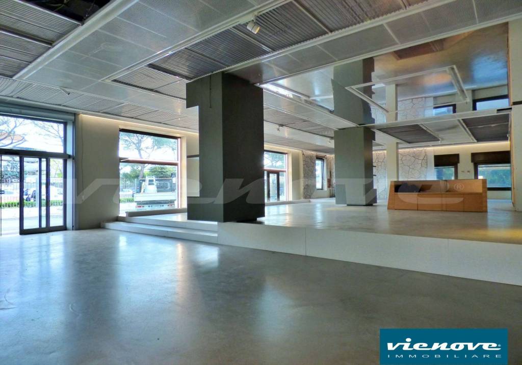 negozio in affitto a Roma in zona Appio Claudio