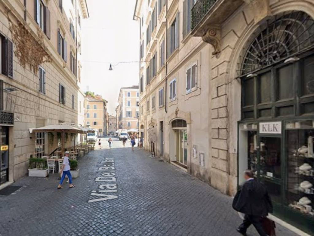 negozio in affitto a Roma in zona Rione Regola