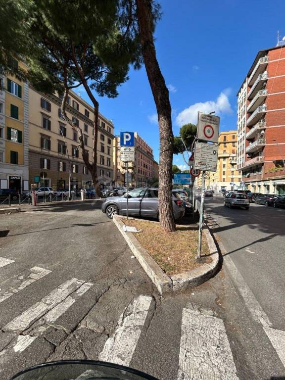 negozio in affitto a Roma in zona Appio Latino