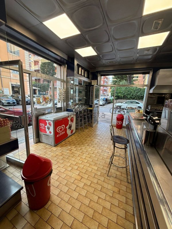 negozio in affitto a Roma in zona Appio Latino