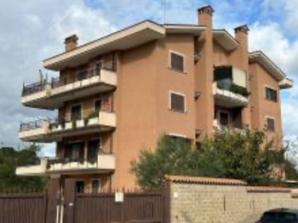 locale di sgombero in affitto a Roma in zona Tor di Quinto