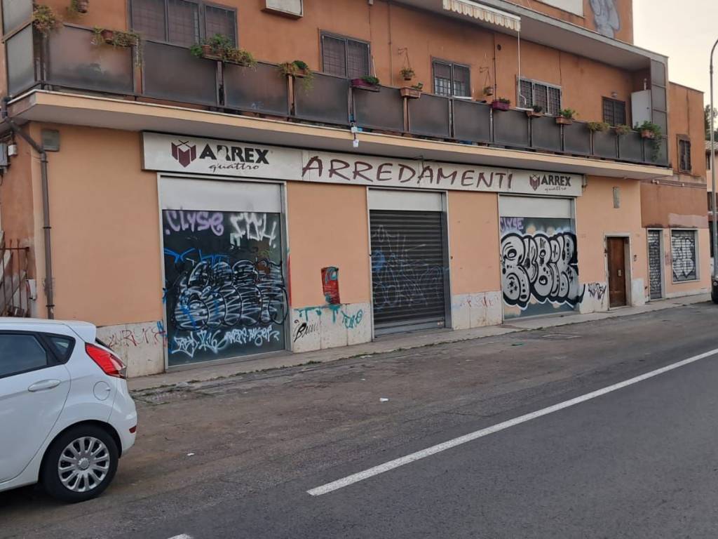 negozio in affitto a Roma in zona Cinecittà