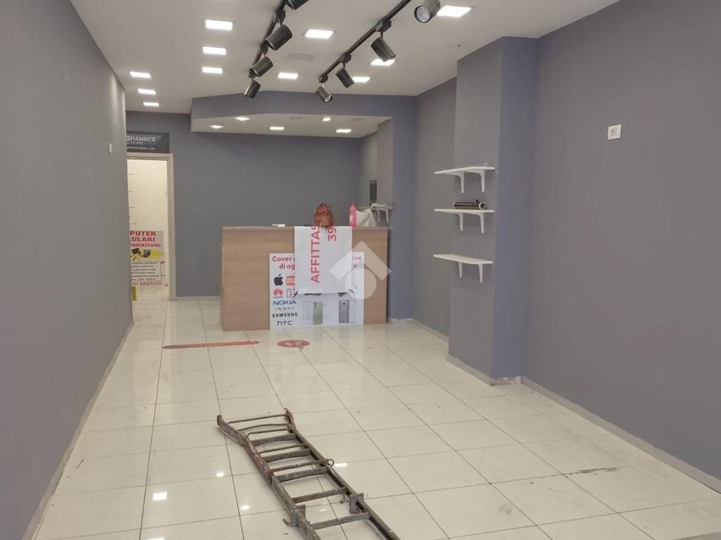 negozio in affitto a Roma in zona Appio Latino