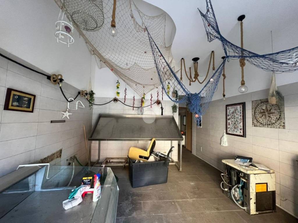 negozio in affitto a Roma in zona Appio Latino