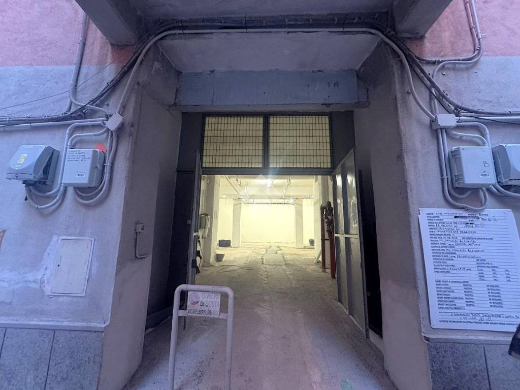 locale commerciale in affitto a Roma in zona Tuscolano