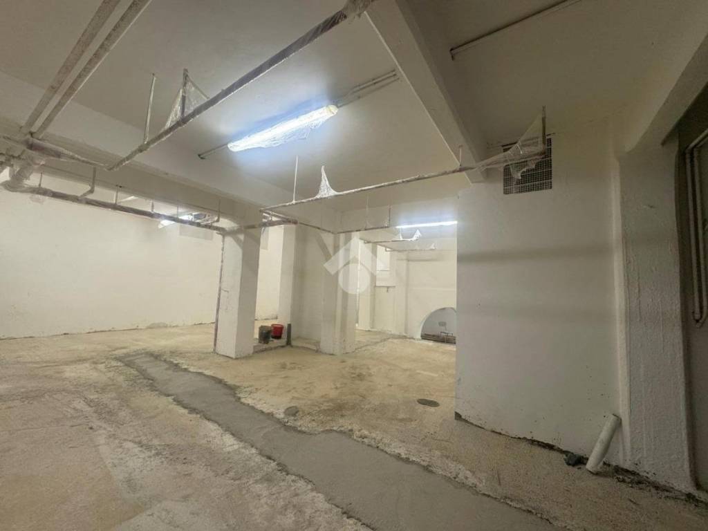 locale commerciale in affitto a Roma in zona Tuscolano