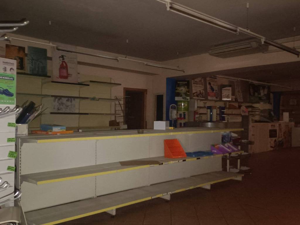 negozio in affitto a Roma in zona Torre Angela