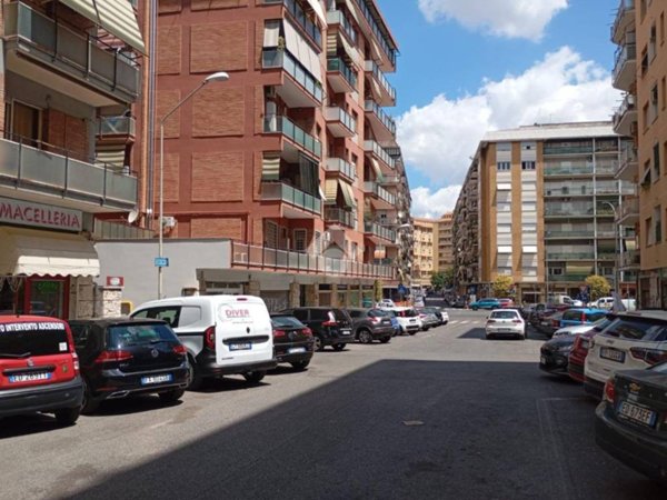 negozio in affitto a Roma in zona Appio Claudio