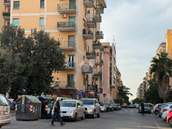 negozio in affitto a Roma in zona Appio Claudio