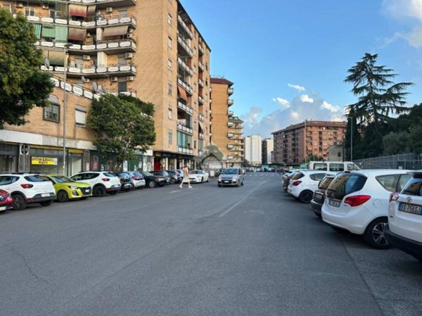 negozio in affitto a Roma in zona Tuscolano