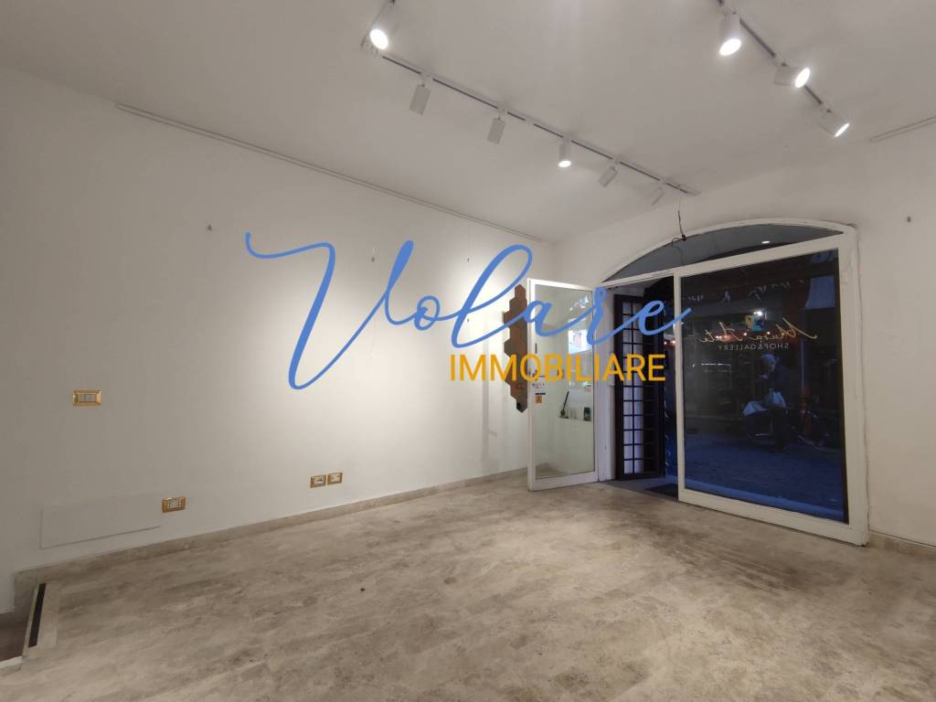 negozio in affitto a Roma in zona Rione di Ponte