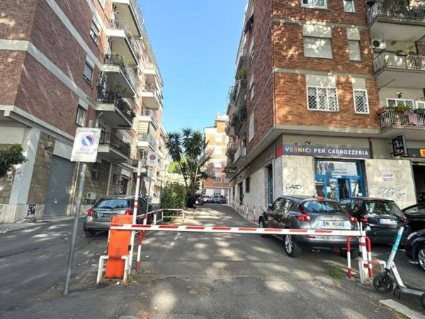 negozio in affitto a Roma