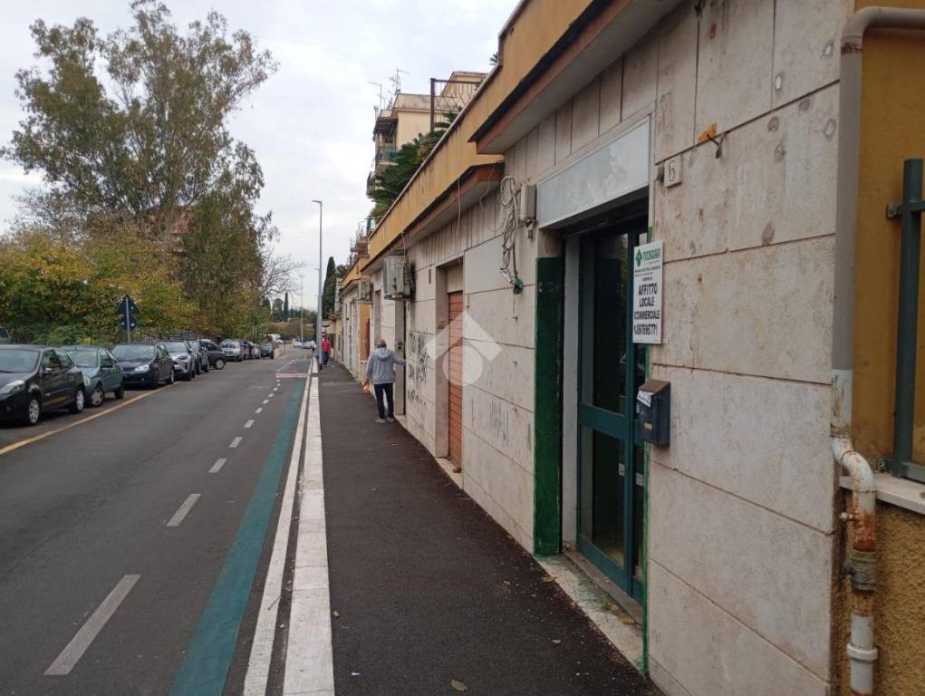 negozio in affitto a Roma in zona Tuscolano