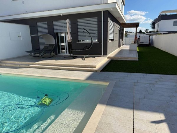 casa indipendente in affitto a Roma in zona Axa