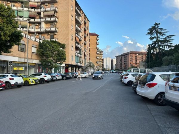 locale commerciale in affitto a Roma in zona Tuscolano