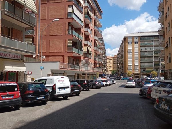 locale commerciale in affitto a Roma in zona Appio Claudio