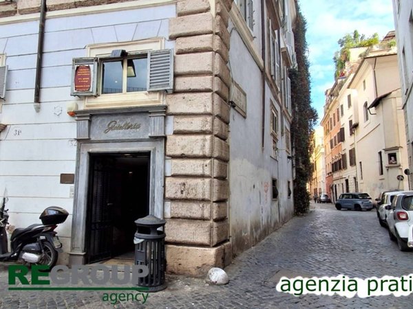 negozio in affitto a Roma in zona Rione Regola