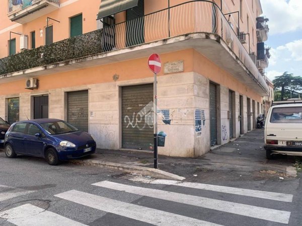 negozio in affitto a Roma in zona Tuscolano