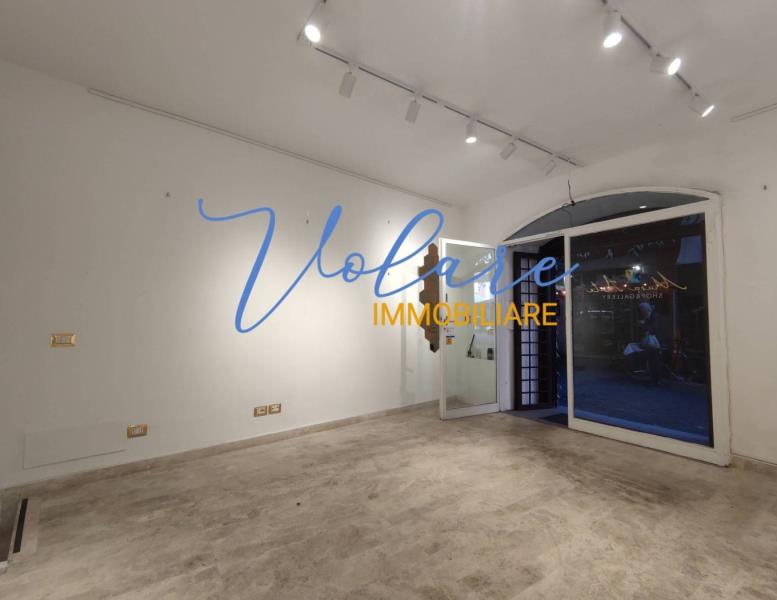 negozio in affitto a Roma in zona Rione di Ponte