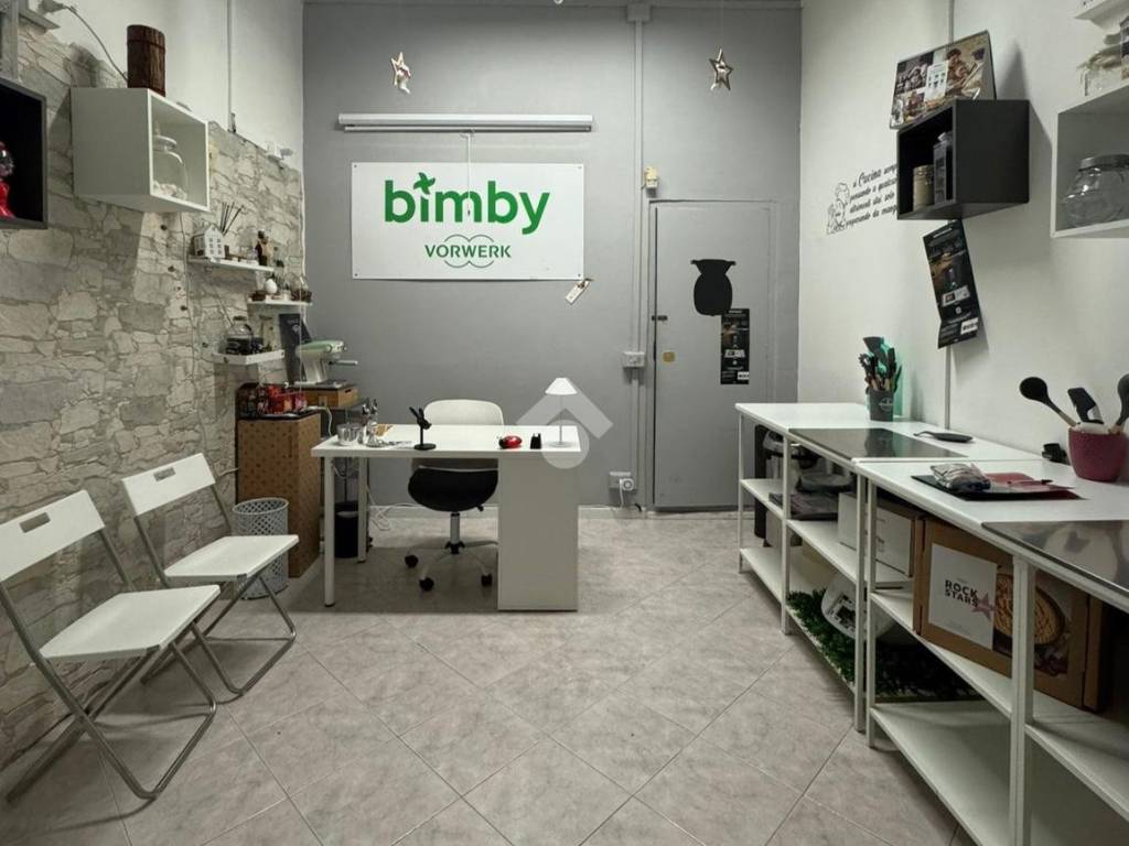 negozio in affitto a Roma in zona Tuscolano