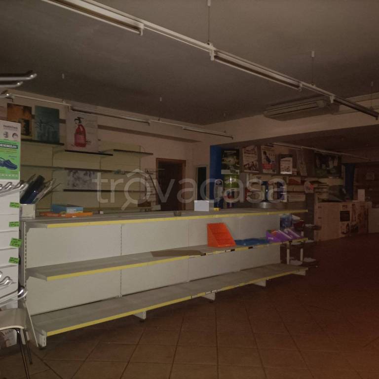 negozio in affitto a Roma in zona Torre Angela