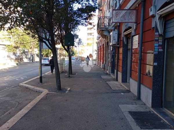 negozio in affitto a Roma in zona Tuscolano