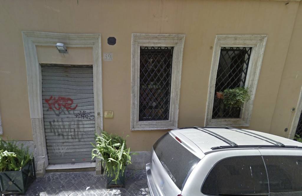 negozio in affitto a Roma in zona Rione di Ponte