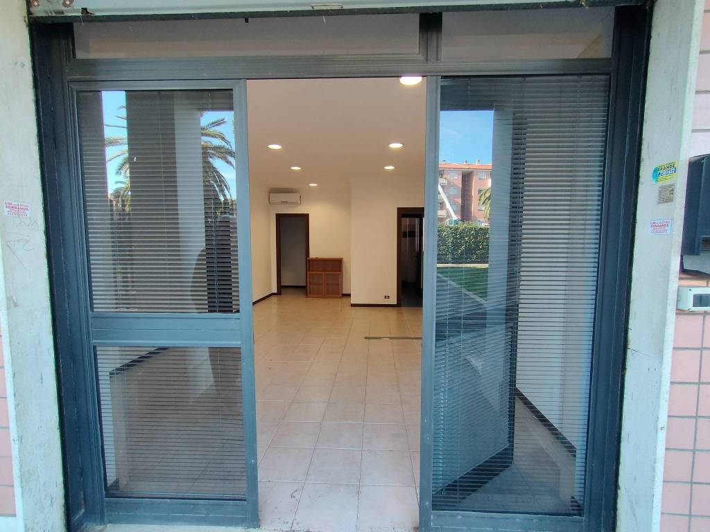 negozio in affitto a Roma in zona Corviale