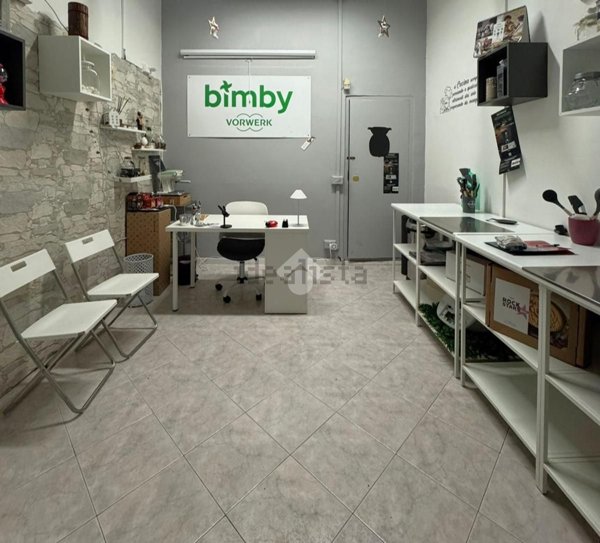 locale commerciale in affitto a Roma in zona Tuscolano