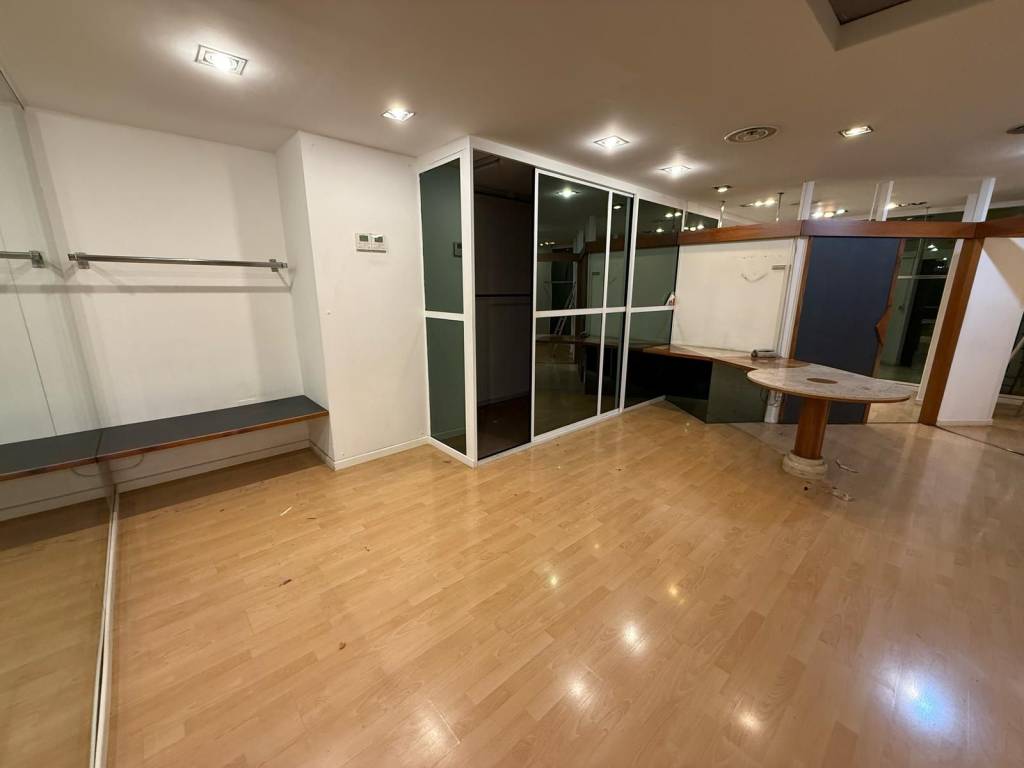 negozio in affitto a Roma in zona Rione Prati