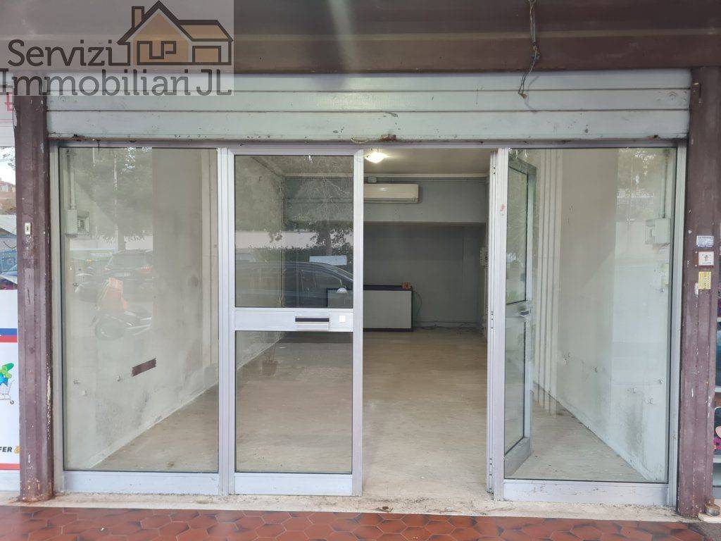 negozio in affitto a Roma in zona Tomba di Nerone