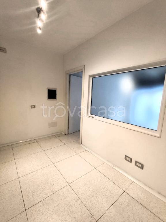 locale commerciale in affitto a Roma in zona Tuscolano